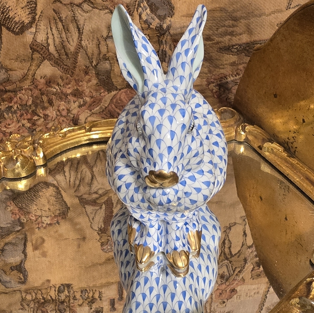 Herend blue fishnet sitting Bunny hand-painted HUNGARY~VINTAGE~NWOT DISPLAY MINT - Picture 2 of 10